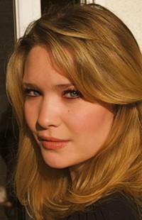 Sarah J Maas